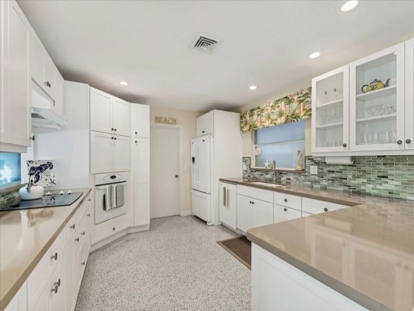 Luxury Siesta Key Vacation Rental with Pool, Kayaks & Putting Green