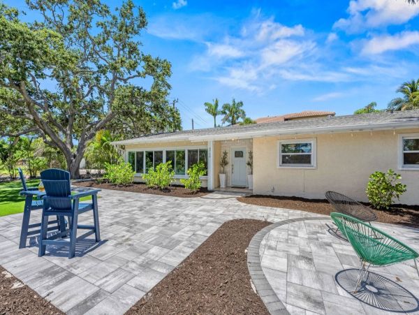 Luxury Siesta Key Vacation Rental with Pool, Kayaks & Putting Green