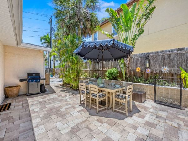 Luxury Siesta Key Vacation Rental with Pool, Kayaks & Putting Green