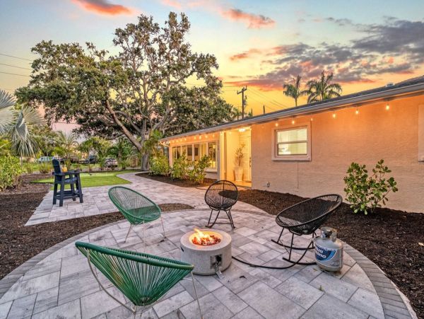 Luxury Siesta Key Vacation Rental with Pool, Kayaks & Putting Green