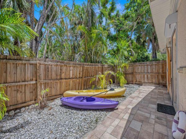 Luxury Siesta Key Vacation Rental with Pool, Kayaks & Putting Green