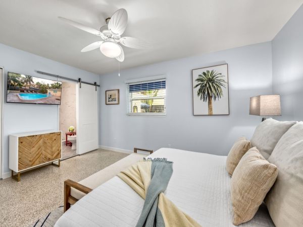 Luxury Siesta Key Vacation Rental with Pool, Kayaks & Putting Green