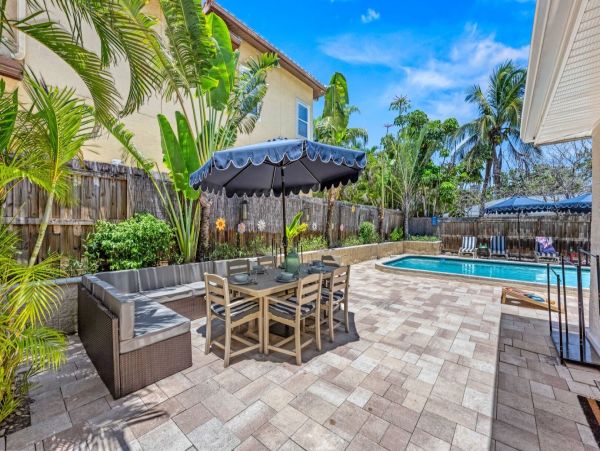Luxury Siesta Key Vacation Rental with Pool, Kayaks & Putting Green