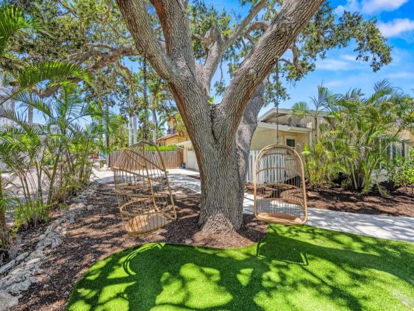 Luxury Siesta Key Vacation Rental with Pool, Kayaks & Putting Green