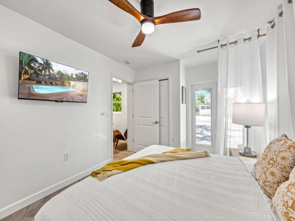 Luxury Siesta Key Vacation Rental with Pool, Kayaks & Putting Green