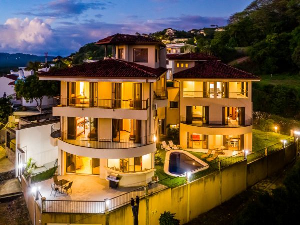 Wow Amazing Vacation Villa Sleps up to 36 Guests