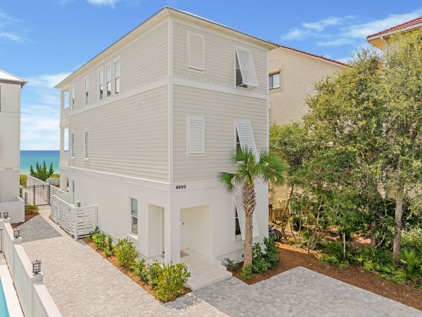 Ocean Front  With Four Bedrooms And Private Pool