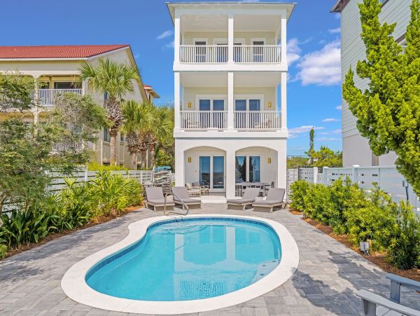 Ocean Front  With Four Bedrooms And Private Pool