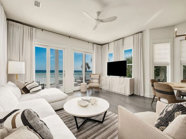 Ocean Front  With Four Bedrooms And Private Pool