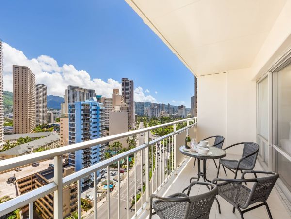 Luxury Vacation Rental in Honolulu with Amazing Views Sleeps 4