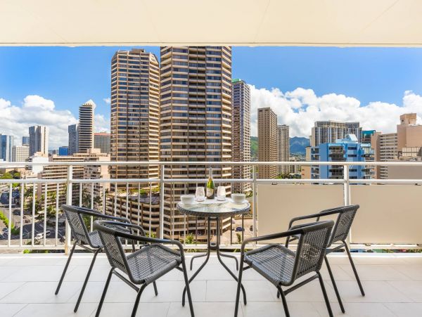Luxury Vacation Rental in Honolulu with Amazing Views Sleeps 4