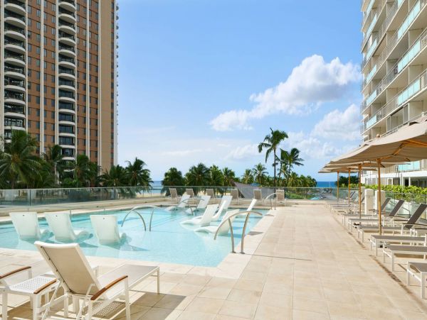 Luxury Vacation Rental in Honolulu with Amazing Views Sleeps 4