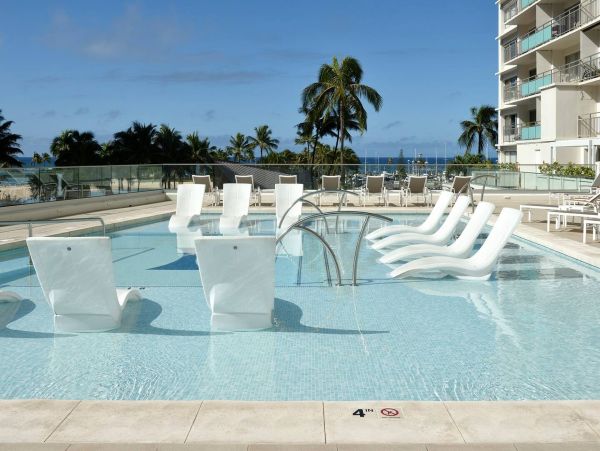 Honolulu Stylish Vacation Rental with Views and Pools Sleeps 4