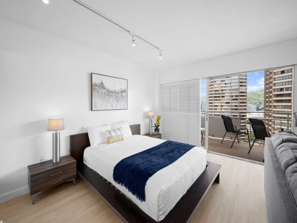 Honolulu Stylish Vacation Rental with Views and Pools Sleeps 4
