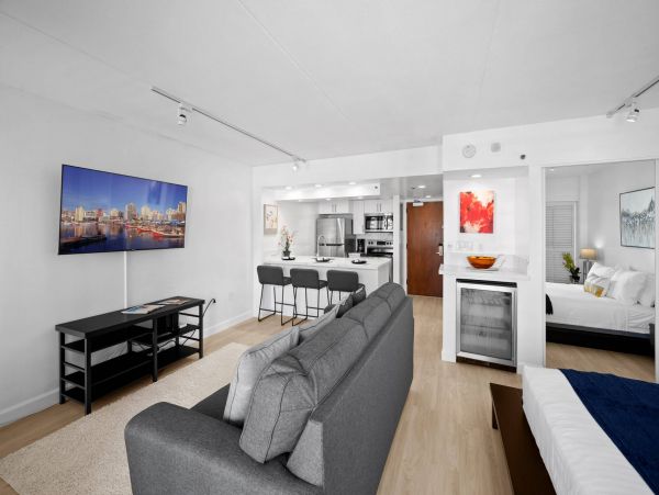 Honolulu Stylish Vacation Rental with Views and Pools Sleeps 4