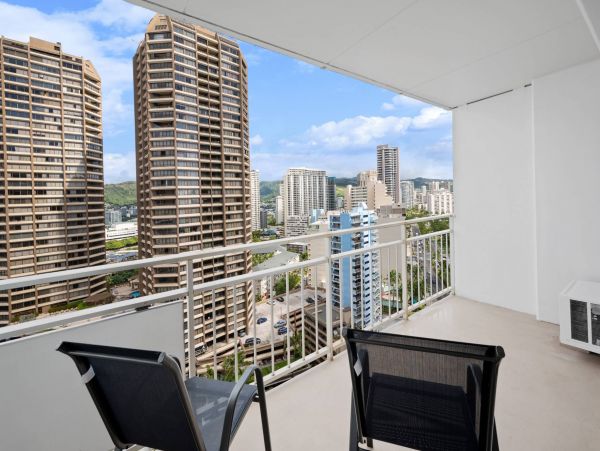 Honolulu Stylish Vacation Rental with Views and Pools Sleeps 4