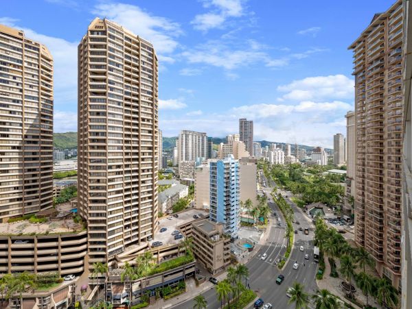 Honolulu Stylish Vacation Rental with Views and Pools Sleeps 4