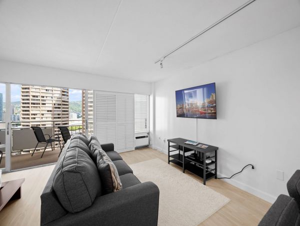 Honolulu Stylish Vacation Rental with Views and Pools Sleeps 4