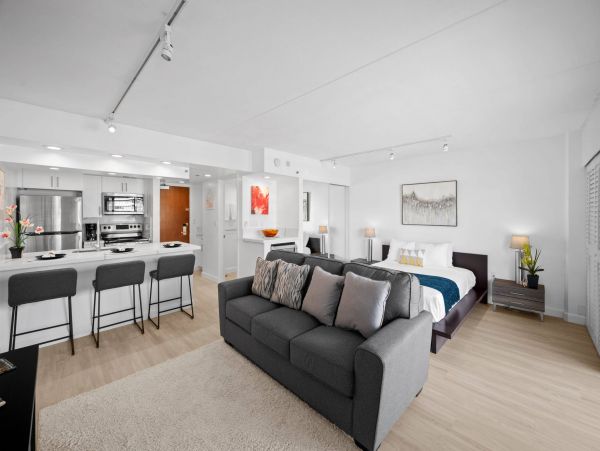Honolulu Stylish Vacation Rental with Views and Pools Sleeps 4