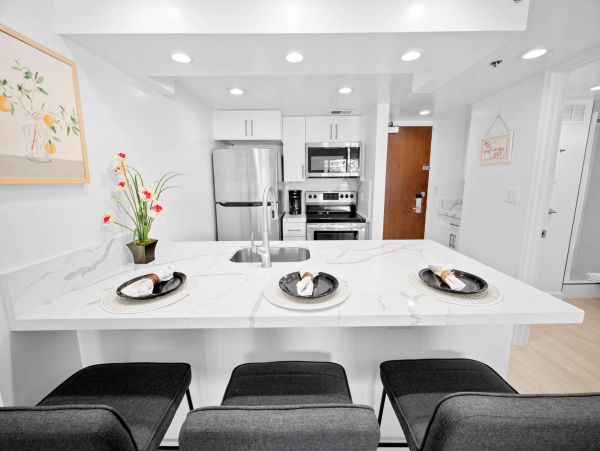 Honolulu Stylish Vacation Rental with Views and Pools Sleeps 4