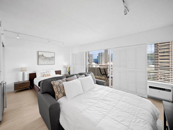 Honolulu Stylish Vacation Rental with Views and Pools Sleeps 4