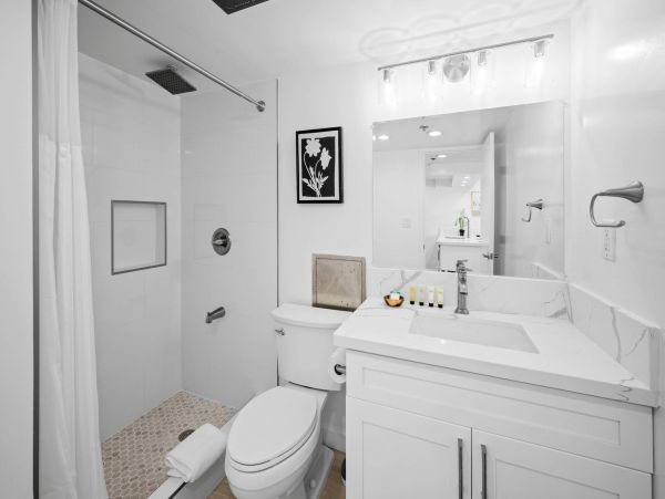 Honolulu Stylish Vacation Rental with Views and Pools Sleeps 4