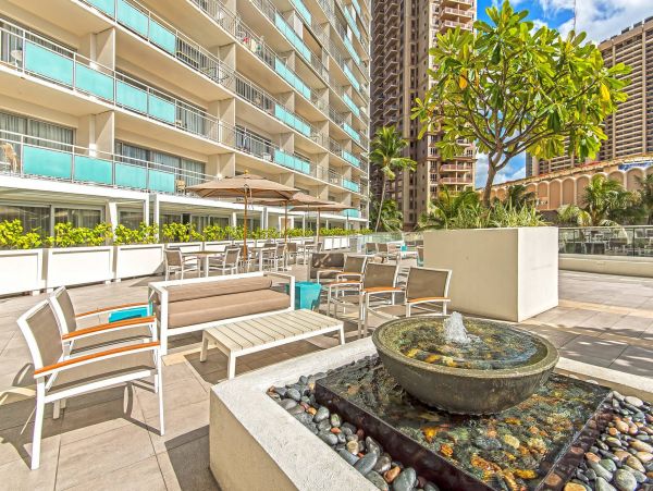 Honolulu Stylish Vacation Rental with Views and Pools Sleeps 4