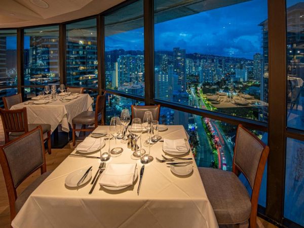 Honolulu Stylish Vacation Rental with Views and Pools Sleeps 4