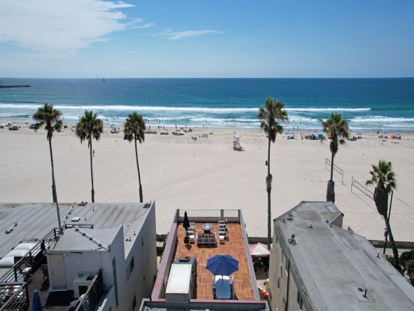 Steps Over to beach Great Mission Beach Residence.