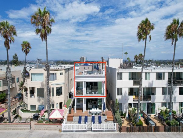 Steps Over to beach Great Mission Beach Residence.