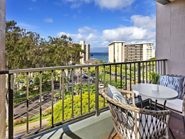 2 Bedroom Vacation Condo Steps from Kahana Beach Sleeps 6