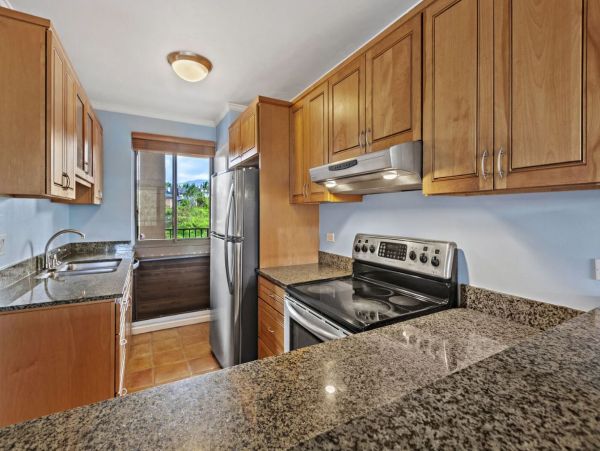 2 Bedroom Vacation Condo Steps from Kahana Beach Sleeps 6