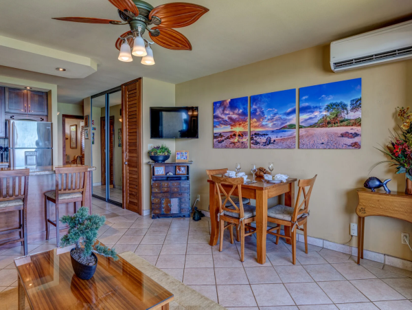Oceanfront Tranquility with Panoramic Views of Molokai & Lanai