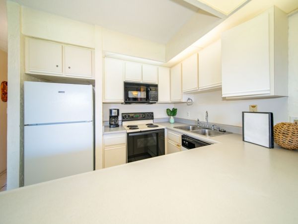 Kaanapali Vacation Condo Two Bedroom with Den On Beach