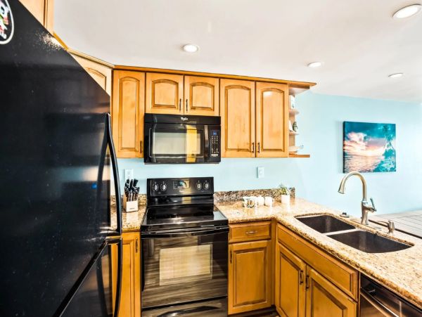 Oceanfront Maui Vacation Rental - 3-Bedroom Condo with Lanai & Panoramic Views