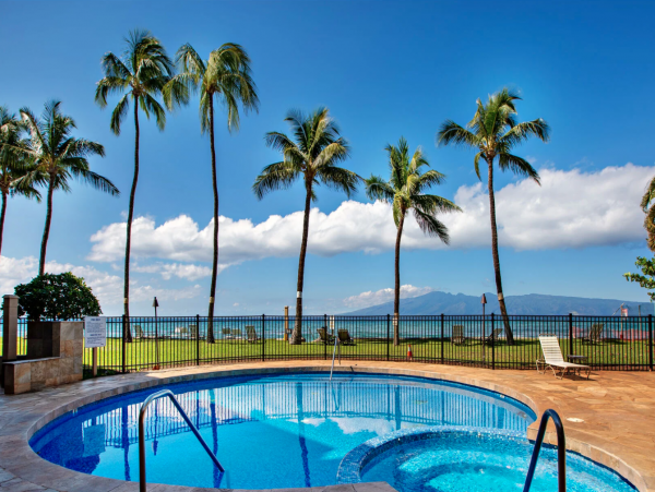 Lahaina One Bedroom Unit in a Prime Location Oceanfront Resort