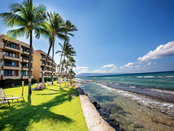 Lahaina One Bedroom Unit in a Prime Location Oceanfront Resort