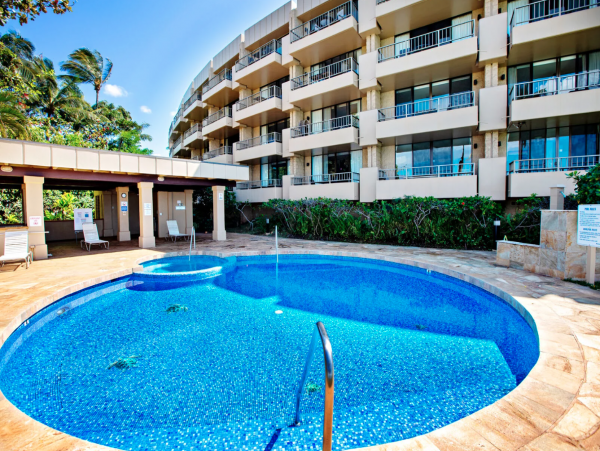 Lahaina One Bedroom Unit in a Prime Location Oceanfront Resort