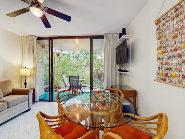 Lahaina One Bedroom Unit in a Prime Location Oceanfront Resort