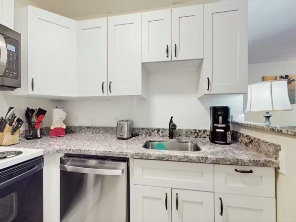 Lahaina One Bedroom Unit in a Prime Location Oceanfront Resort