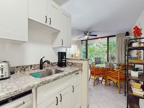 Lahaina One Bedroom Unit in a Prime Location Oceanfront Resort