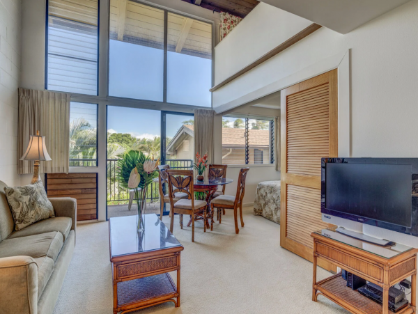 Steps from Beach Lovely Kihei. Condo with 2 Bedrooms Sleeps 6