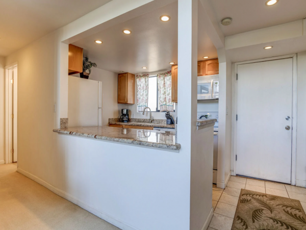 Steps from Beach Lovely Kihei. Condo with 2 Bedrooms Sleeps 6
