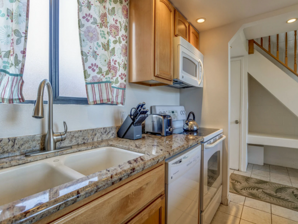Steps from Beach Lovely Kihei. Condo with 2 Bedrooms Sleeps 6