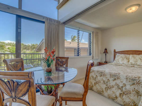 Steps from Beach Lovely Kihei. Condo with 2 Bedrooms Sleeps 6