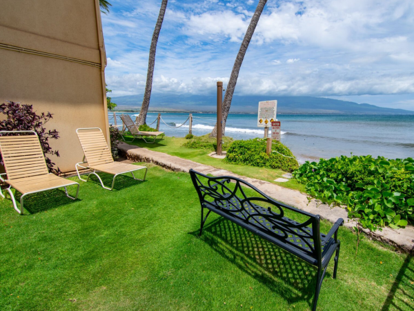 Steps from Beach Lovely Kihei. Condo with 2 Bedrooms Sleeps 6