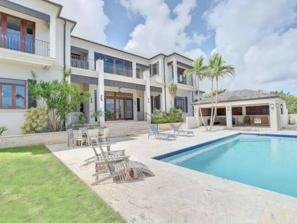 3/4 Acre Hilltop Five Bedroom Villa Beautiful Views & Pool