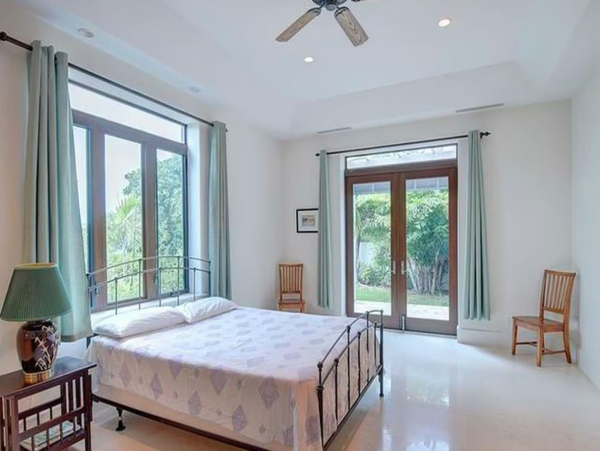 3/4 Acre Hilltop Five Bedroom Villa Beautiful Views & Pool