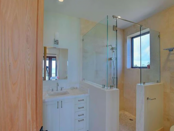 3/4 Acre Hilltop Five Bedroom Villa Beautiful Views & Pool