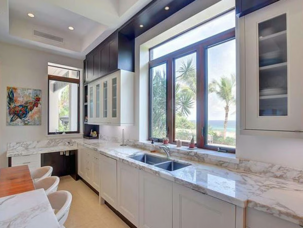 3/4 Acre Hilltop Five Bedroom Villa Beautiful Views & Pool